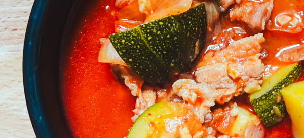soupe épicée aux légumes et au porc, gochujangjjigae