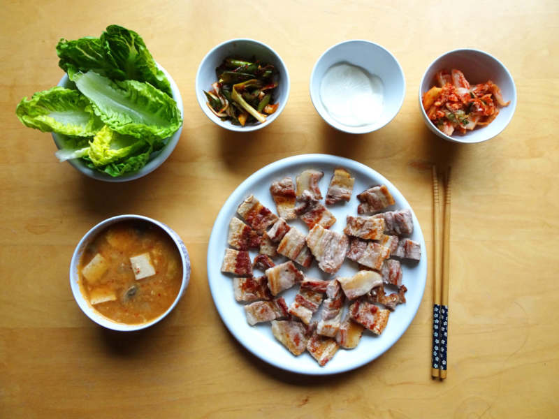 Barbecue coréen avec doenjangjjigae