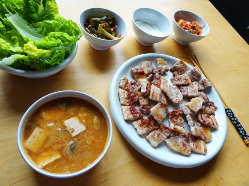 Barbecue coréen avec doenjangjjigae