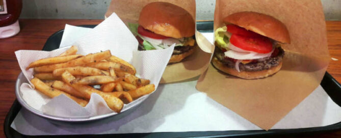 Deux burgers classiques avec assiette de frite