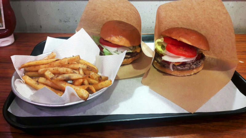 Deux burgers classiques avec assiette de frite