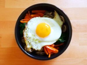 Bibimbap, plat coréen de riz et légumes coloré et healthy