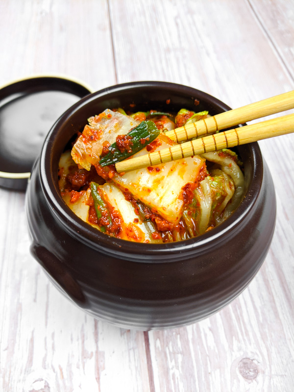 Kimchi pris dans des baguettes