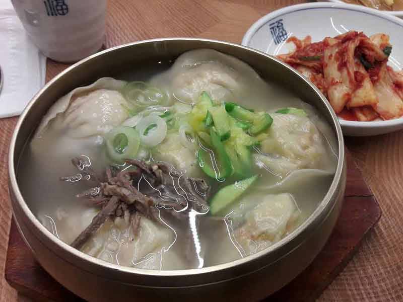 Manduguk, soupe de raviolis coréens dans un restaurant coréen