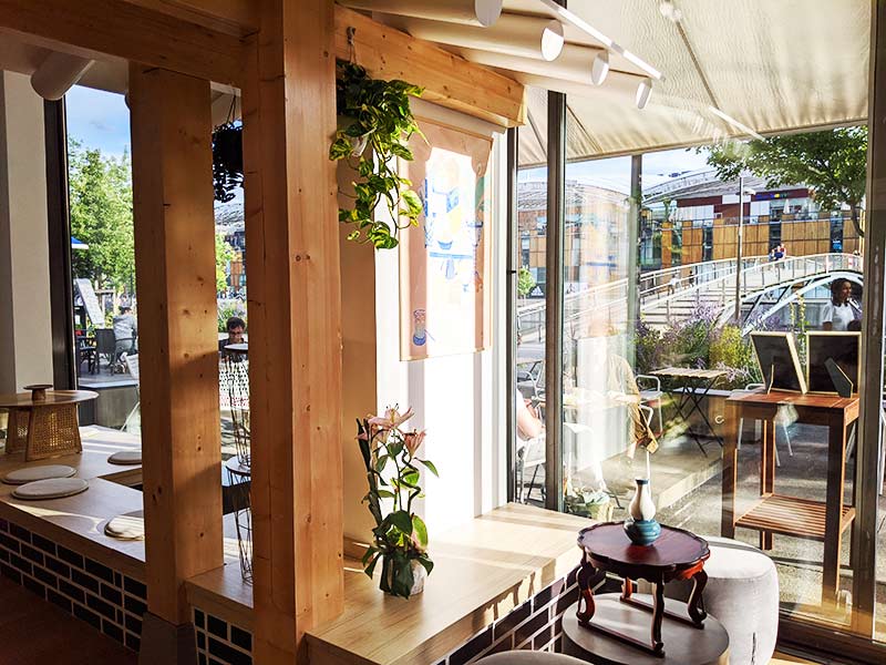 Intérieur coréen et moderne du café Kiwa Coffee House 