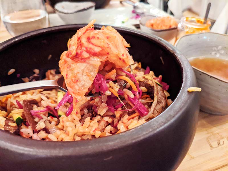 bibimbap de boeuf mélangé avec kimchi chez le gout de kyun à lyon