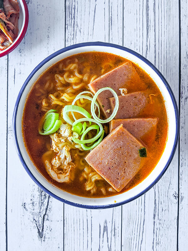 Sutah-myeon avec du spam et un oeuf poché