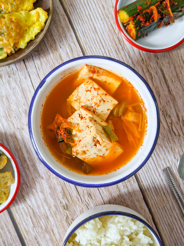 kongnamul kimchi guk, soupe de kimchi aux pousses de soja