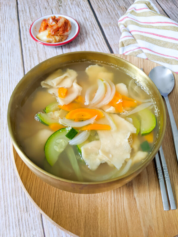 sujebi, soupe de pâtes déchirées à la main coréenne