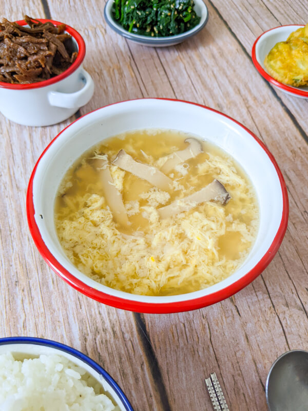 Soupe d'oeuf et champignon au doenjang