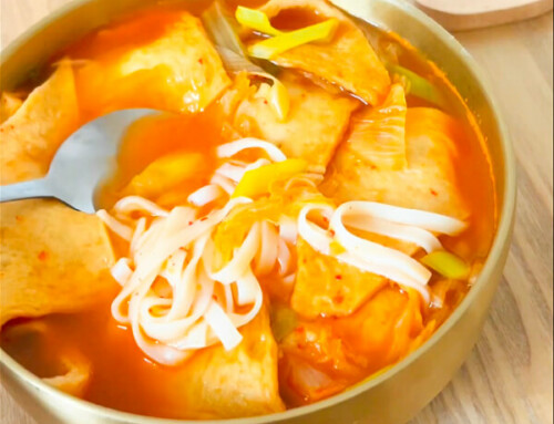 Kimchi Eomuk Kalguksu / Nouilles coréennes au kimchi et aux fish cakes / 김치어묵칼국수